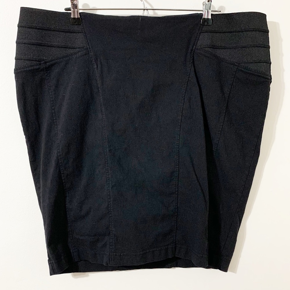 Torrid Rayon Blend Black Pencil Skirt Elastic Side Panels Back Zipper Stretchy